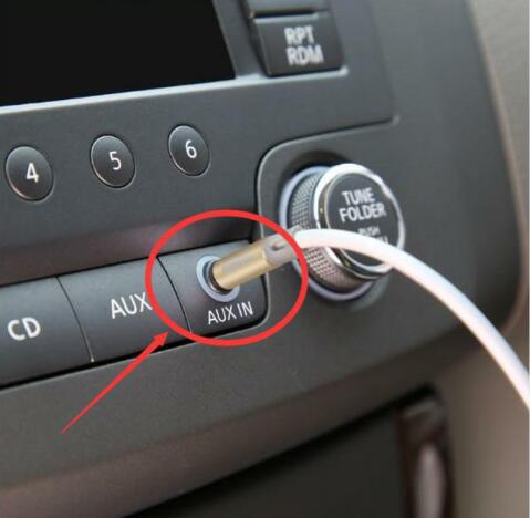 大多數(shù)人還用手機(jī)導(dǎo)航，笨！連上根線，全車一