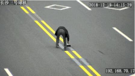 奇葩！一男子竟把雙黃線涂成虛線，只為了……