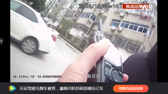 你給我站??！”霸氣女交警狂追2公里，男司機(jī)累