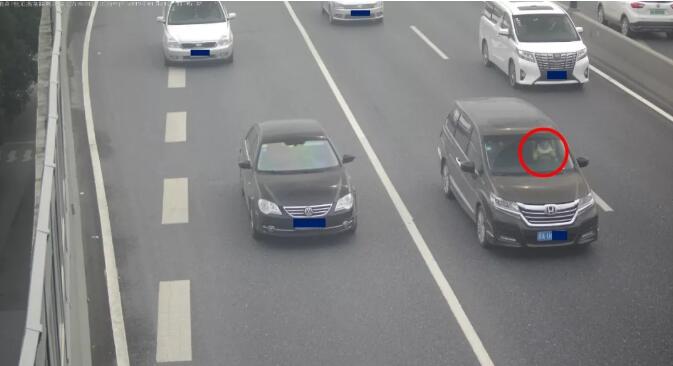 微頭條 | 抱著孩子開(kāi)車，誰(shuí)借你的膽?。?接到爆